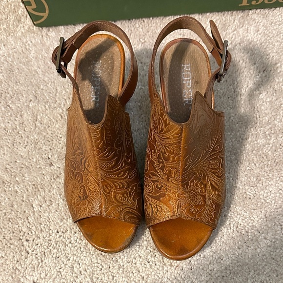 Roper Women's Tan Embossed Open-Toe Heels - Picture 4 of 6